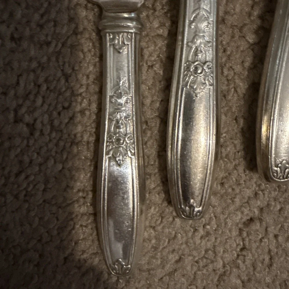 Vintage 1847 Roger's Bros Ambassador Pattern Knives 6